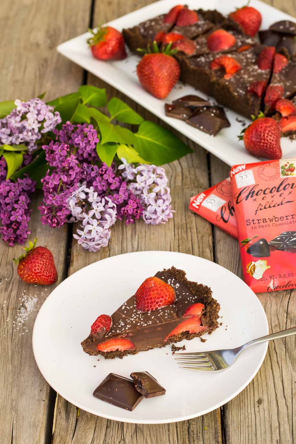 Six-ingredient, no-bake dark chocolate tart topped with strawberries & sea salt! A sweet act of love for the weekend, made the day before in just a few minutes.